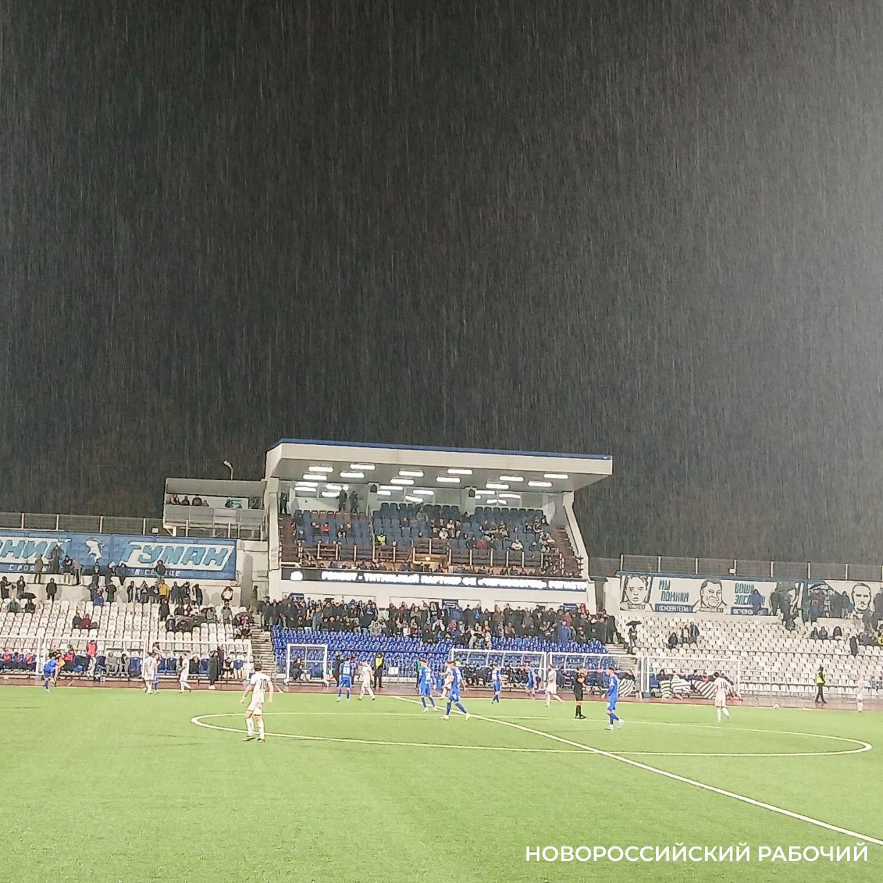 В Новороссийске «Черноморец» под проливным дождем порадовал болельщиков ничьей