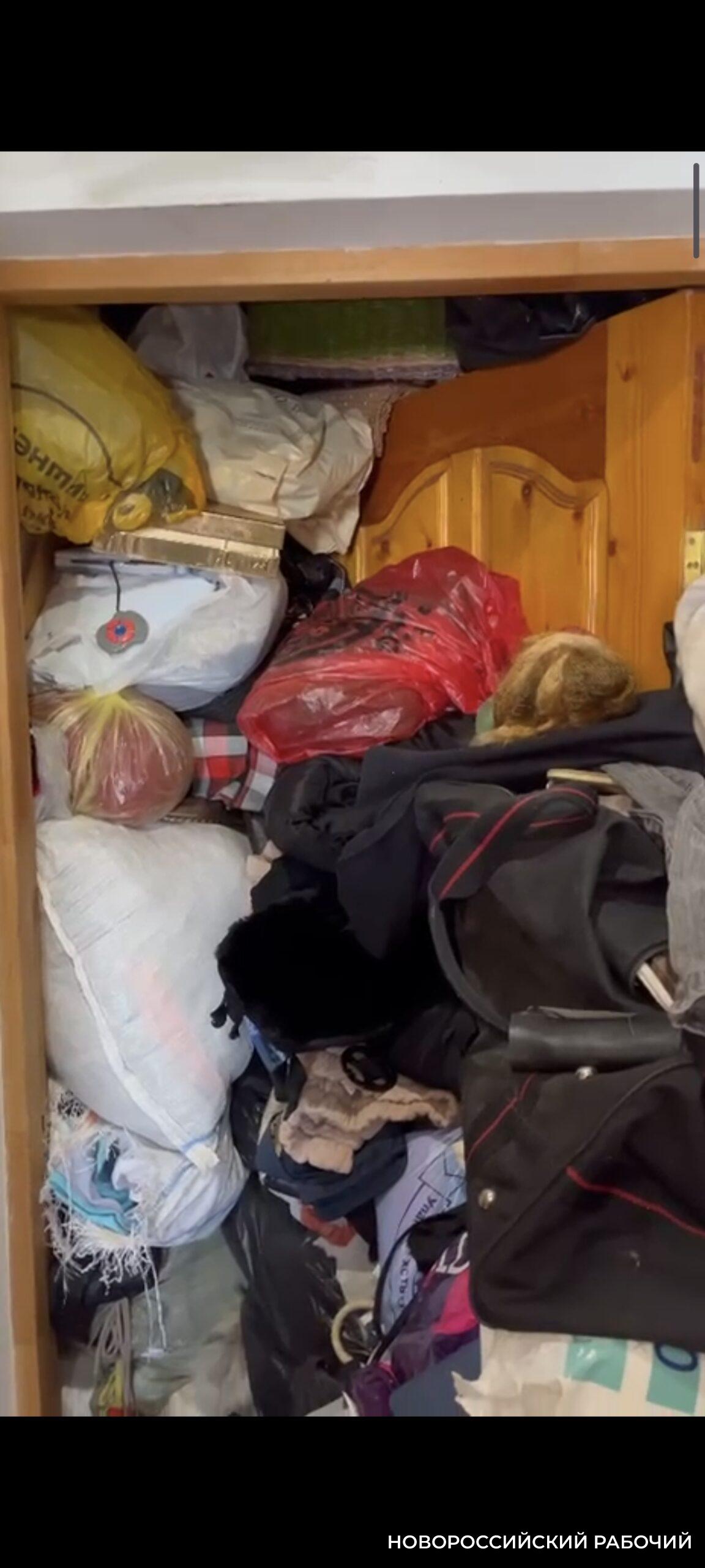 Комната до потолка забита хламом! В Новороссийске  страдают от соседей с «синдромом Плюшкина»