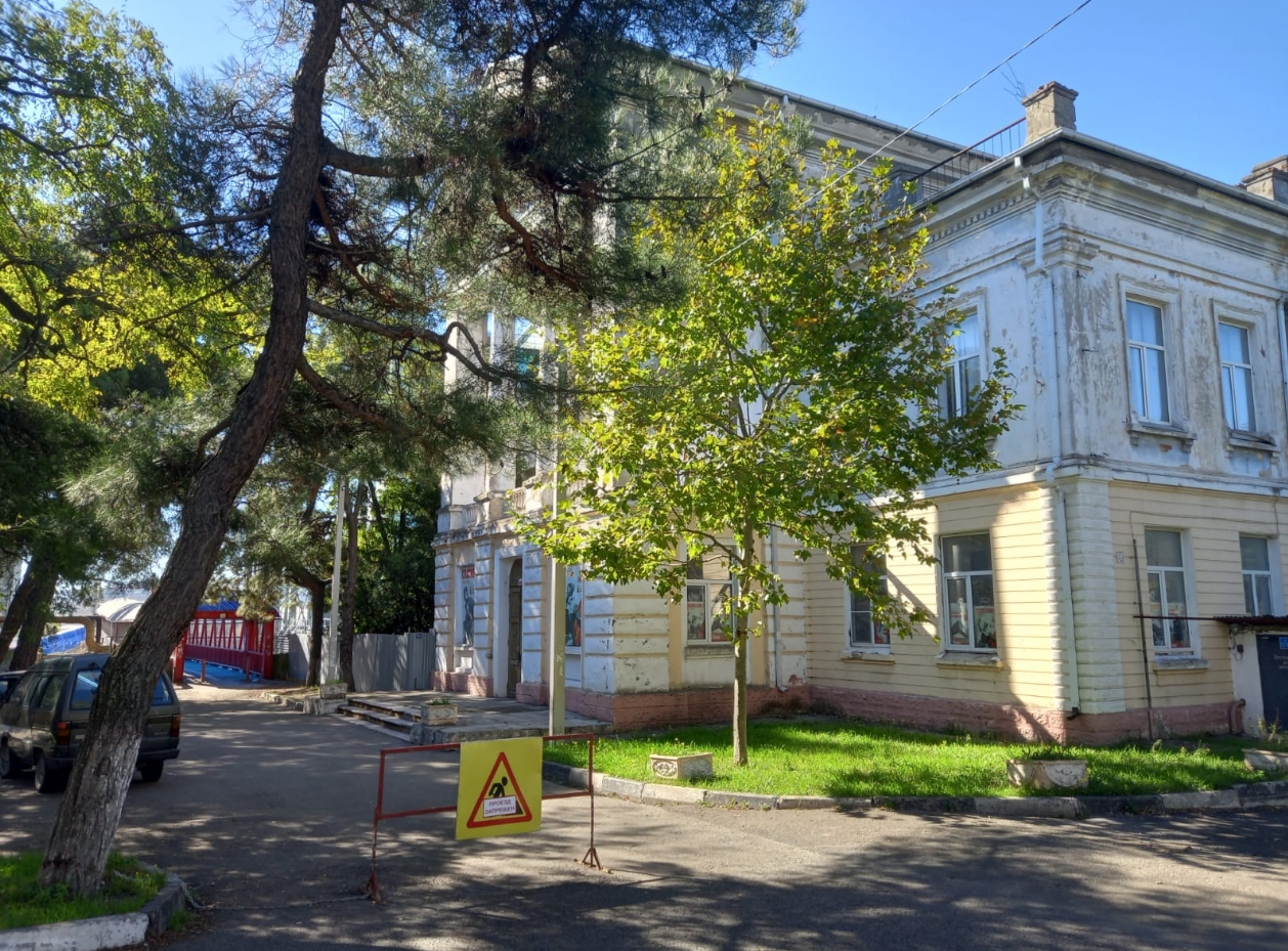 Ремонт дореволюционного «клуба Маркова» в Новороссийске переносится. Работы из-за недобросовестного подрядчика начали заново