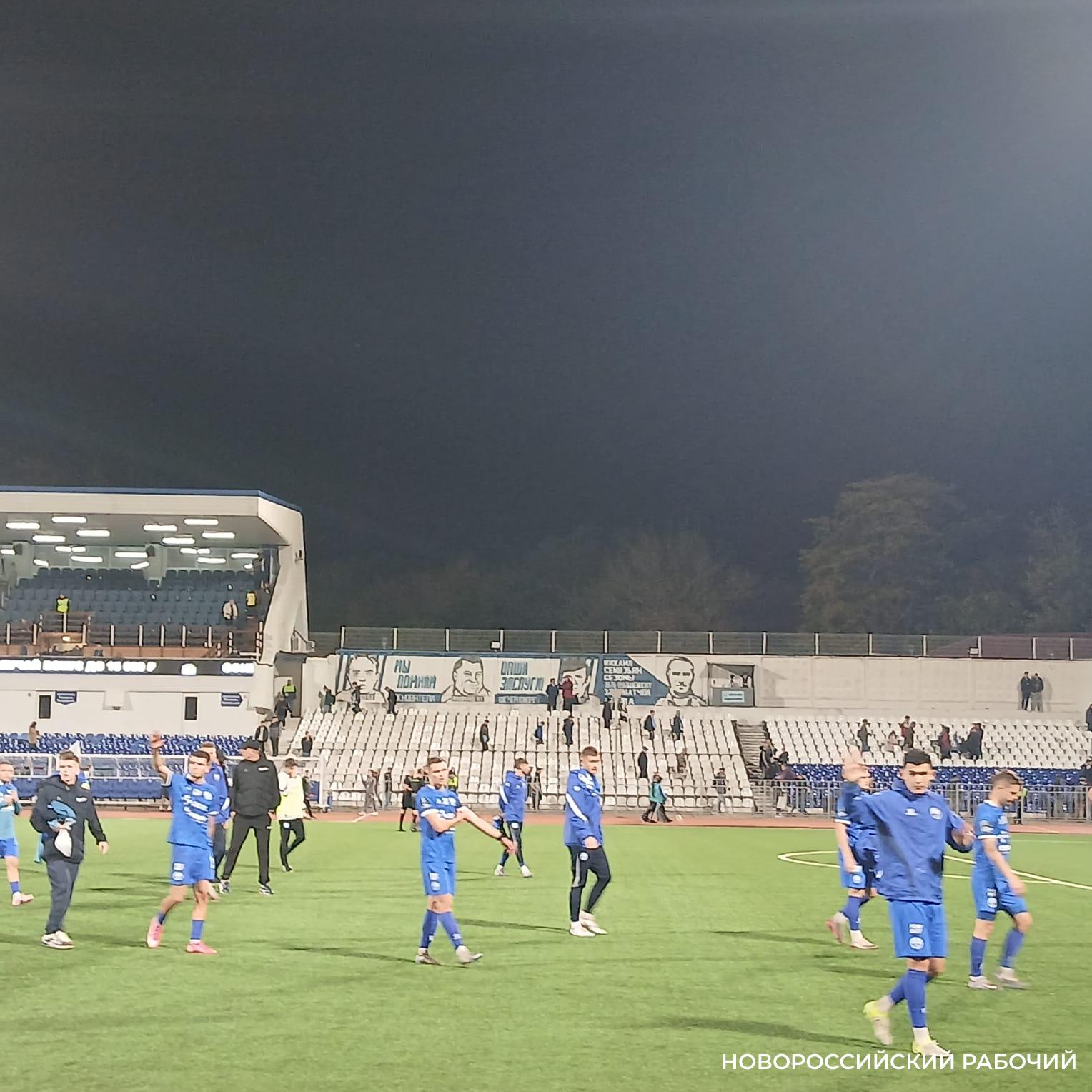 Футбольный вечер в Новороссийске закончился красивой ничьей