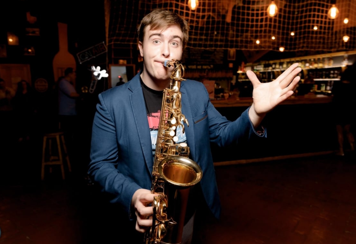 Переход Давида. В Новороссийске уличный музыкант стал достопримечательностью и антидепрессантом