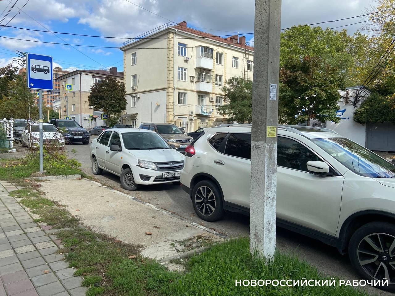 В Новороссийске паркуются уже и на остановках