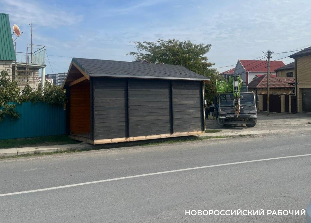 В Новороссийске хозяин дома поставил свой сарай прямо на тротуаре
