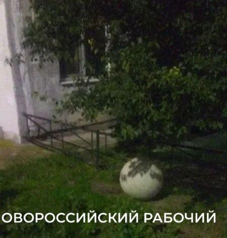 В Новороссийске шар с набережной укатили на несколько километров и украсили двор