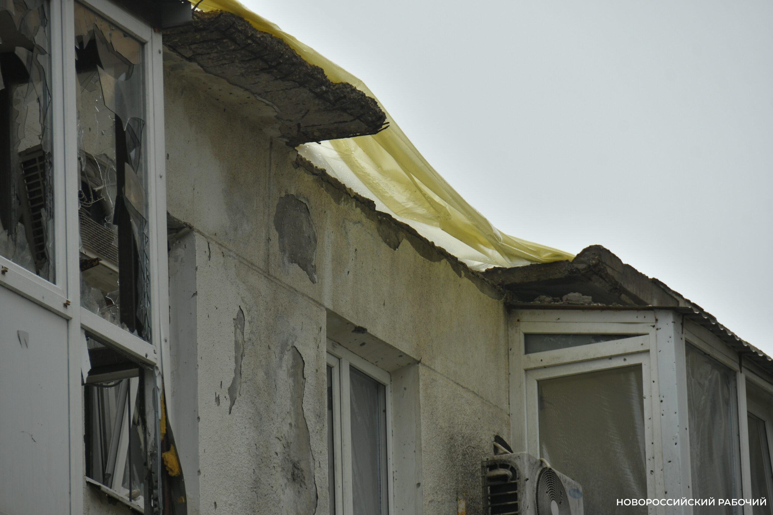 В Новороссийске на доме, пострадавшем от БПЛА, устраняют протечки