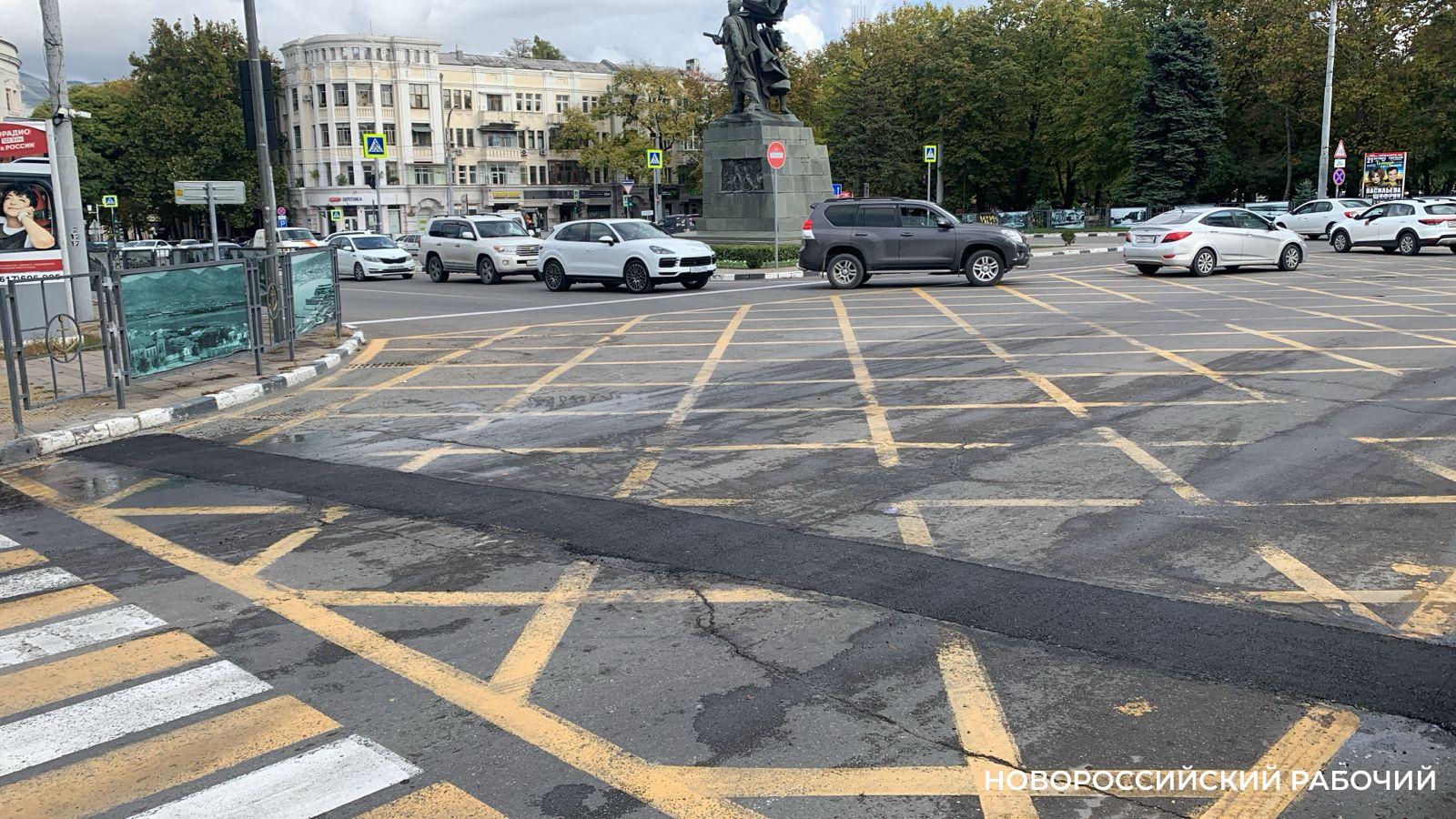 В Новороссийске в центре города дорожники успели заделать ямы до вечерних пробок