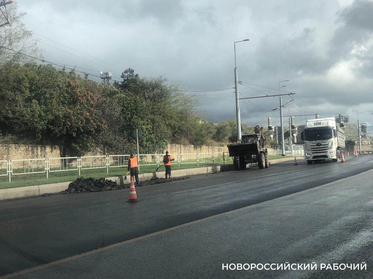 Новороссийцам обещали сократить сроки ремонта дороги на Шесхарисе