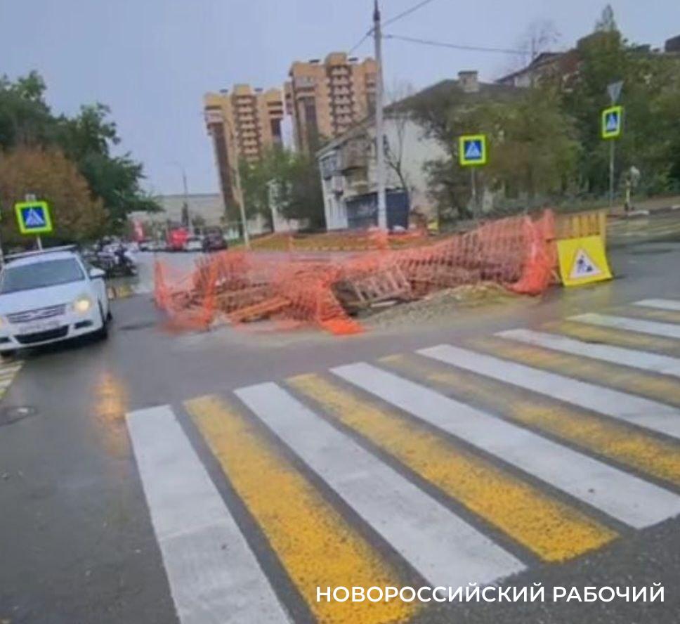 В Новороссийске ресурсники пишут друг другу письма, а ямы никто не зарывает