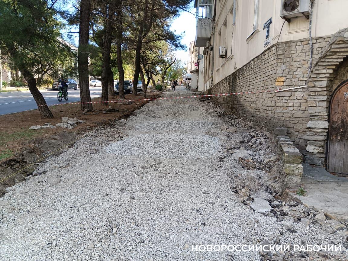 Вдоль дореволюционного дома в Новороссийске сделают тротуар из плитки