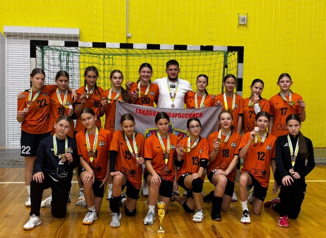 Новороссийские гандболистки завоевали бронзу открытого первенства в Невинномысске