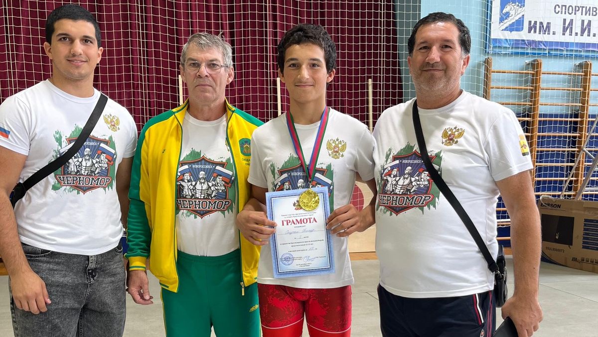 Борец из Новороссийска досрочно победил соперника и взял «золото»