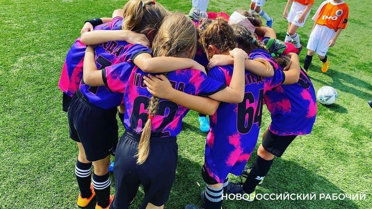 Сильные  футболистки из Новороссийска играют за “Кубань”, а хотят – за родной город