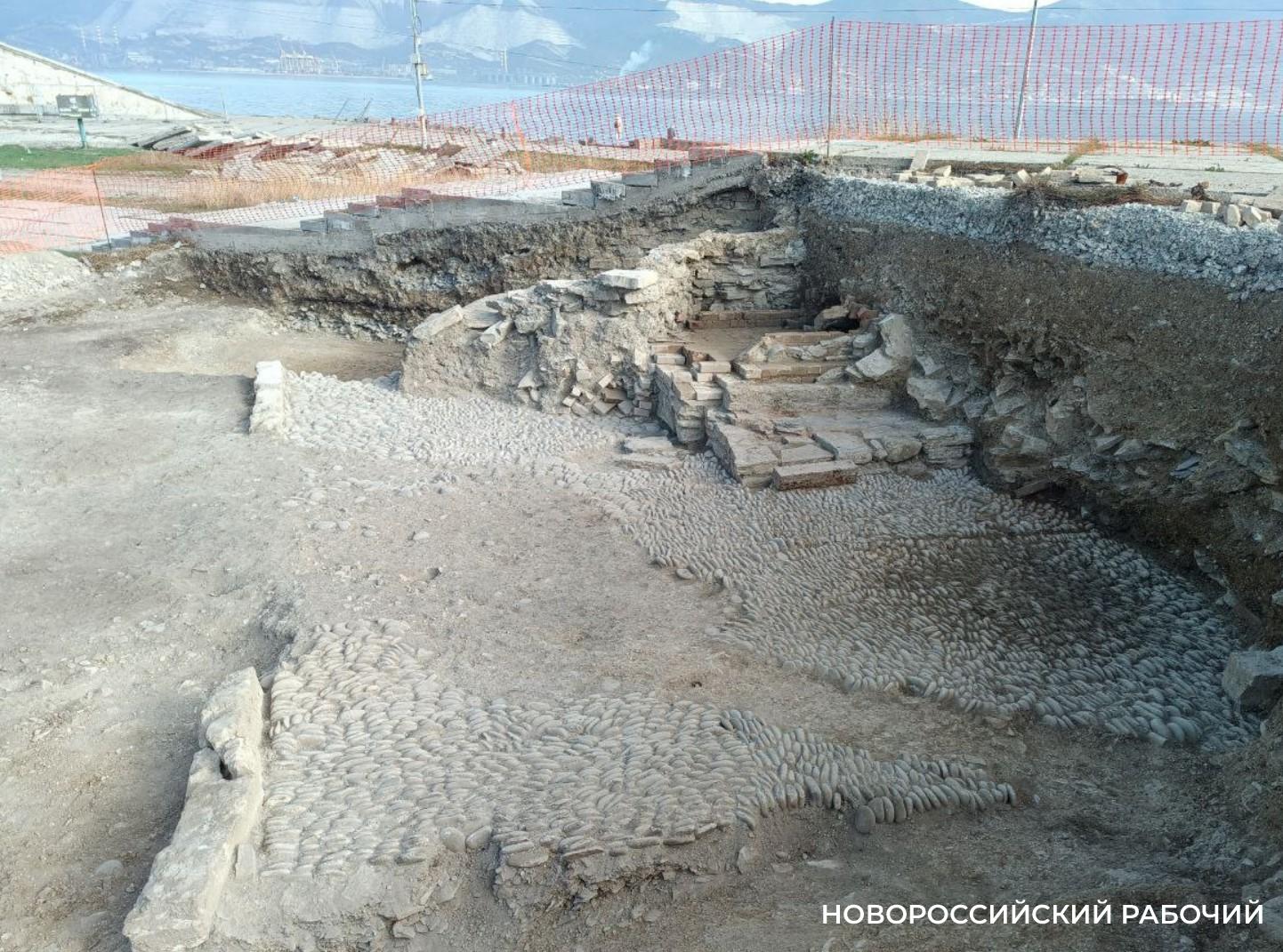 На раскопках турецкой крепости Суджук-кале в Новороссийске раскопали башню. Ее могут снести