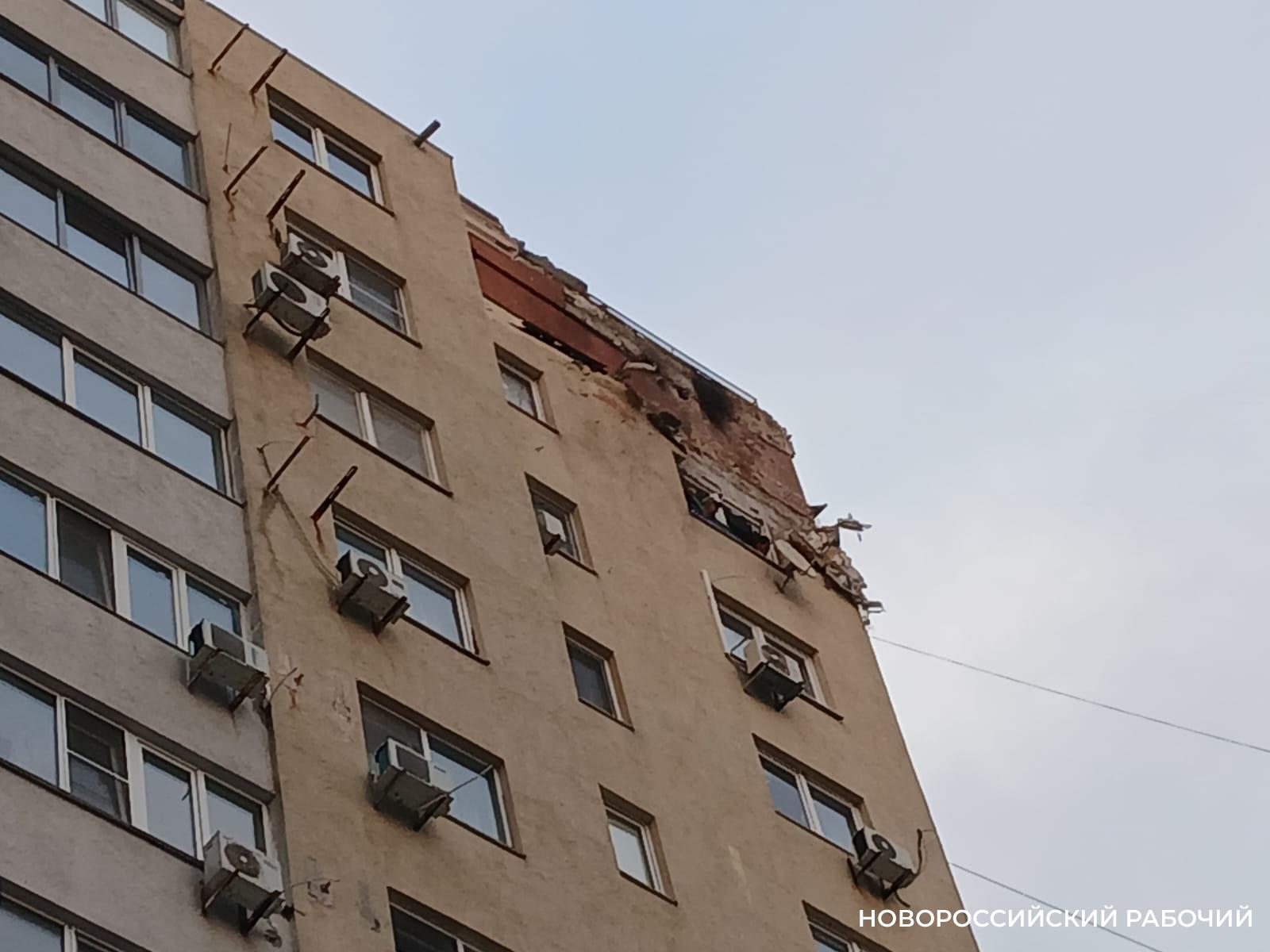 «Не хочется привыкать к атакам БПЛА». В Новороссийске приводят в порядок поврежденные дома