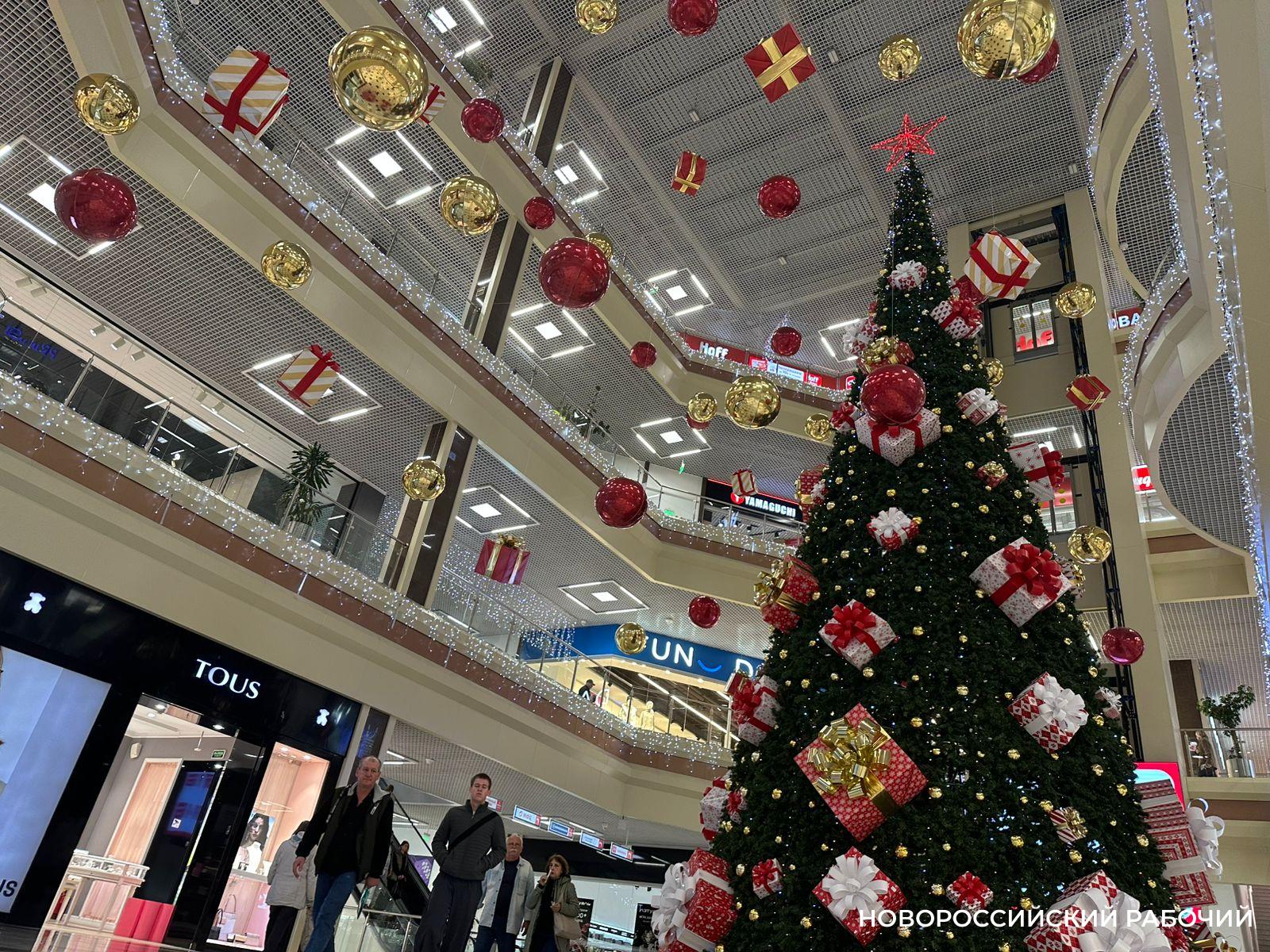 В Новороссийск Новый год уже пришел! В «Красной площади» и в парке поставили елку