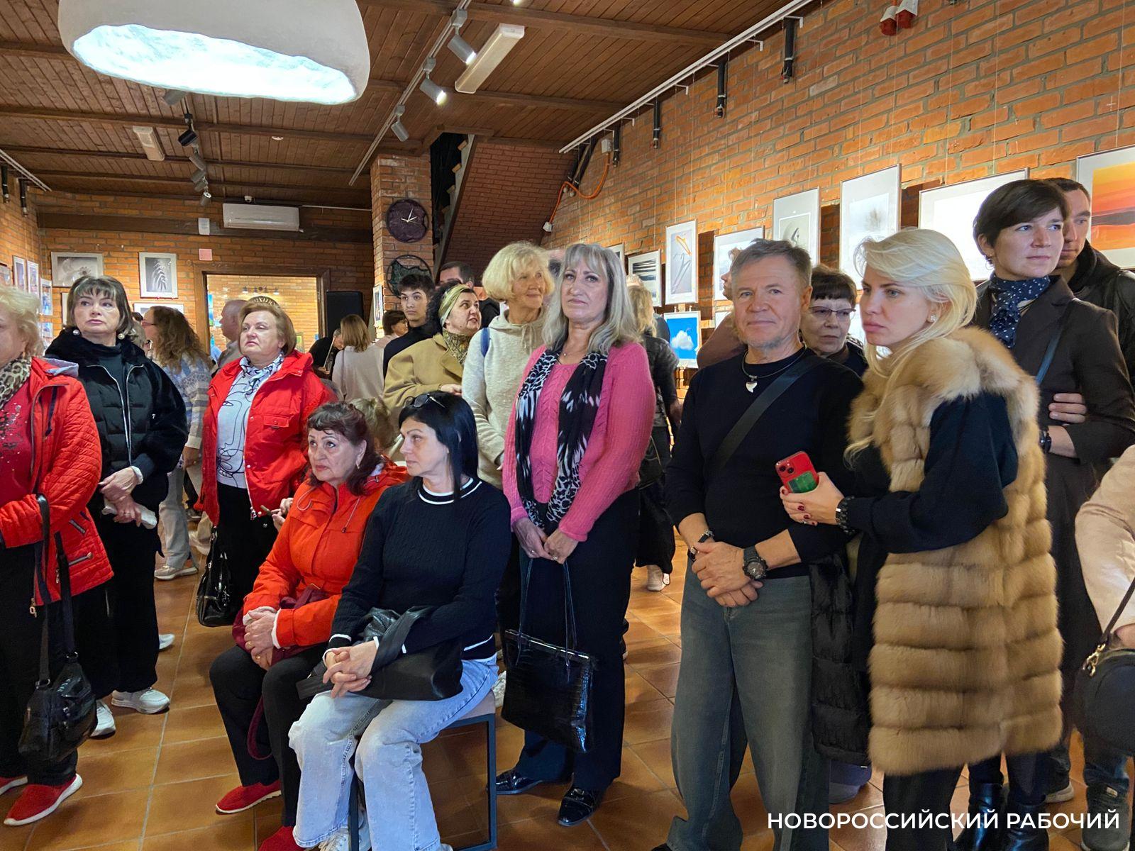 В Новороссийске на выставке «В стиле минимализма» представили портрет вилки