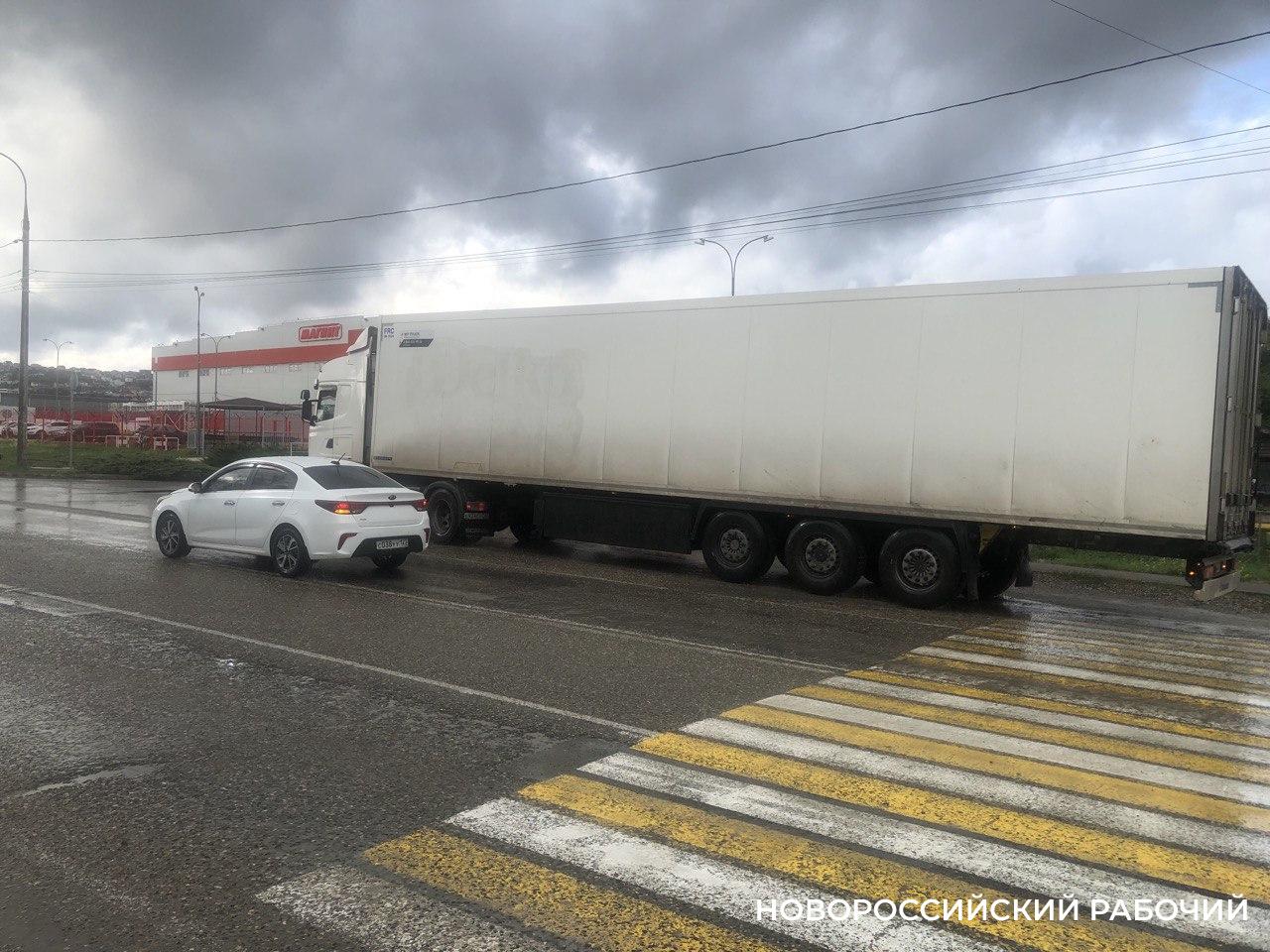 В Новороссийске оштрафовали 469 водителей большегрузов, создающих заторы