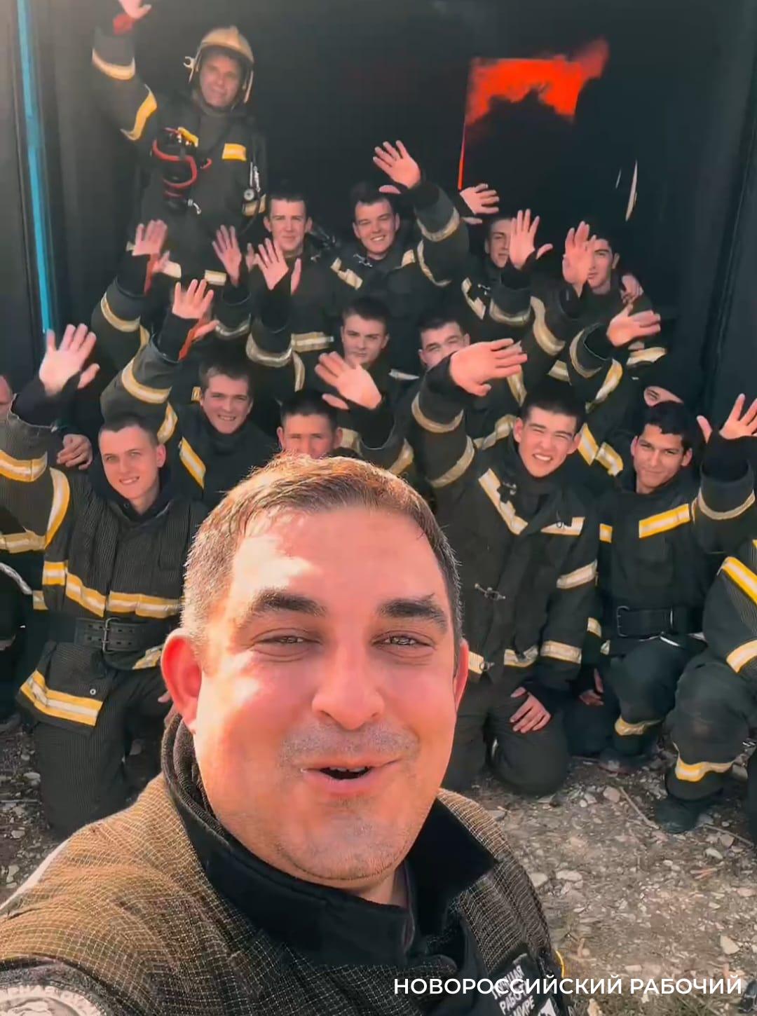 Пожарный из Геленджика и его коллеги со всей страны передали привет расстроенному малышу