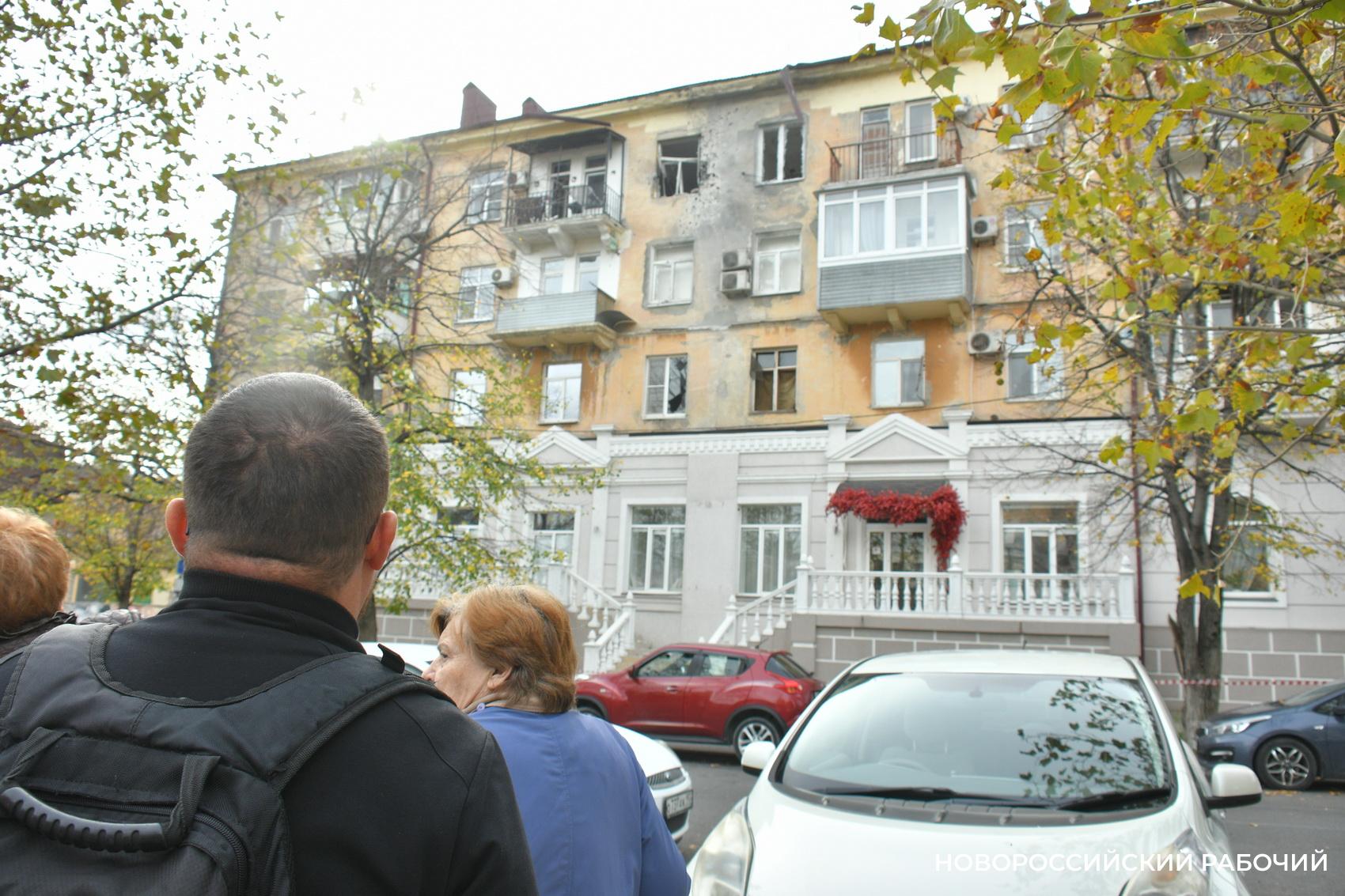 «Стоял на балконе и вижу – летит!» В Новороссийске обследуют пострадавшие от налета БПЛА квартиры