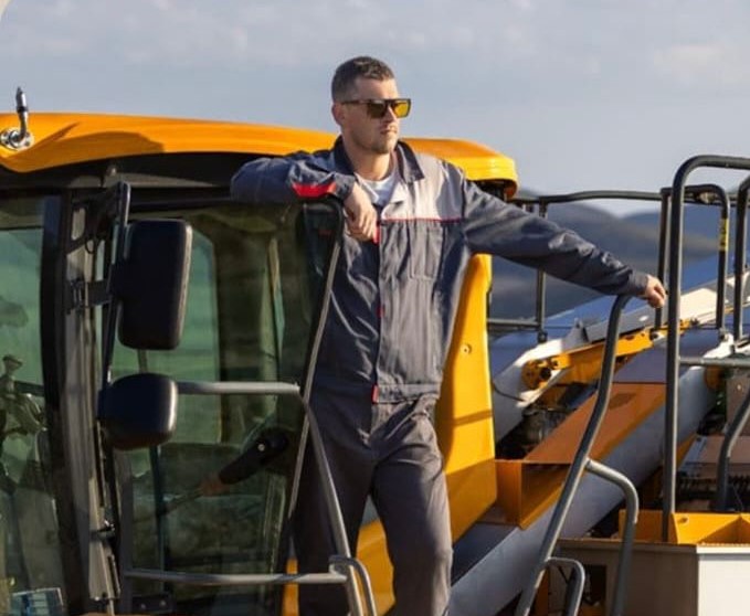 Тракторист Виталий Хибенков справится с работой и в поле, и в селе. Представляем кандидата на премию «Во благо Новороссийска»