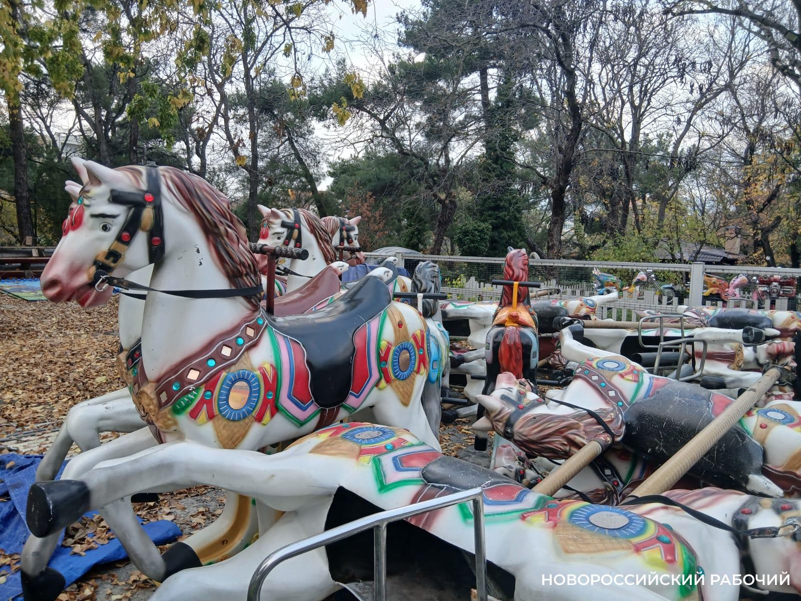 Детей катали до последнего…В парке Новороссийска демонтируют лошадок и карусели