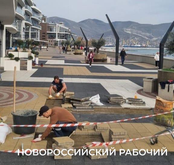 Возле бизнес-центра на горпляже  Новороссийска отремонтируют плитку