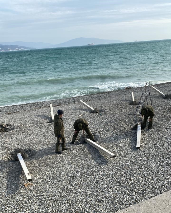 В Новороссийске «люди в военной форме» зачищают пляжи