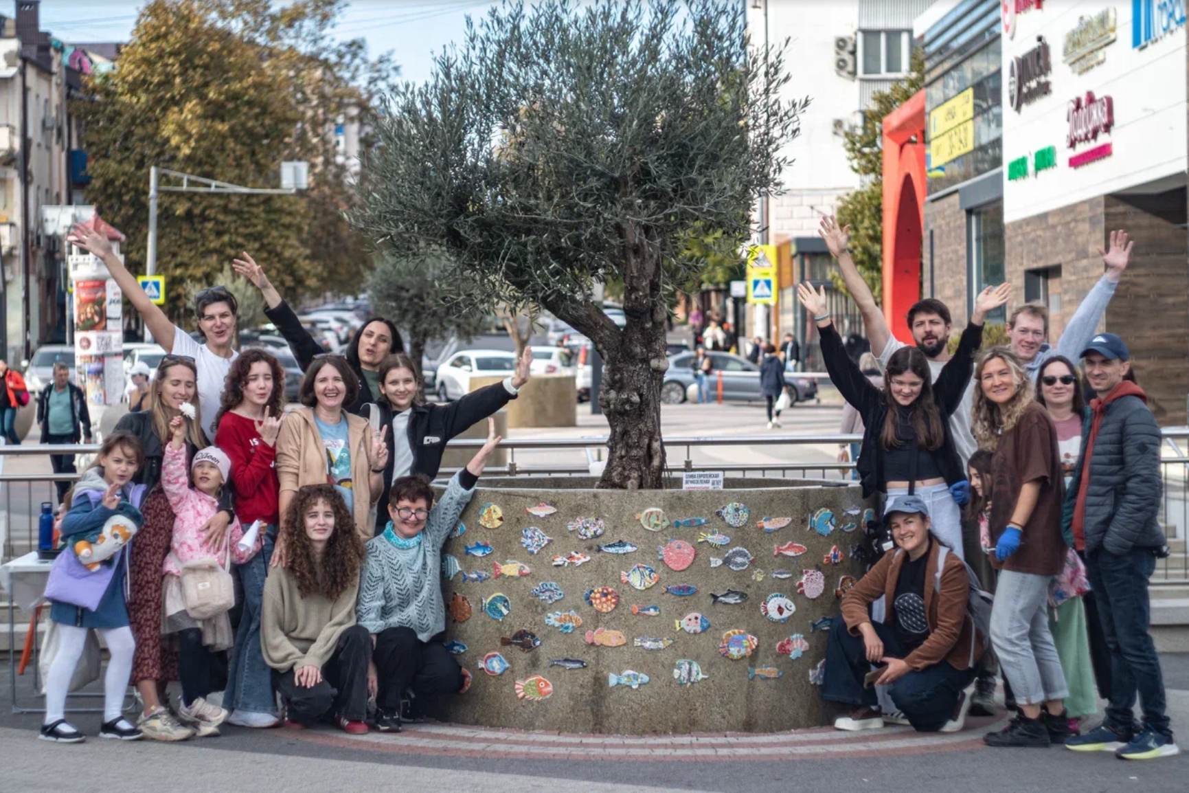 На набережной Новороссийска теперь «плавают» мозаичные рыбки