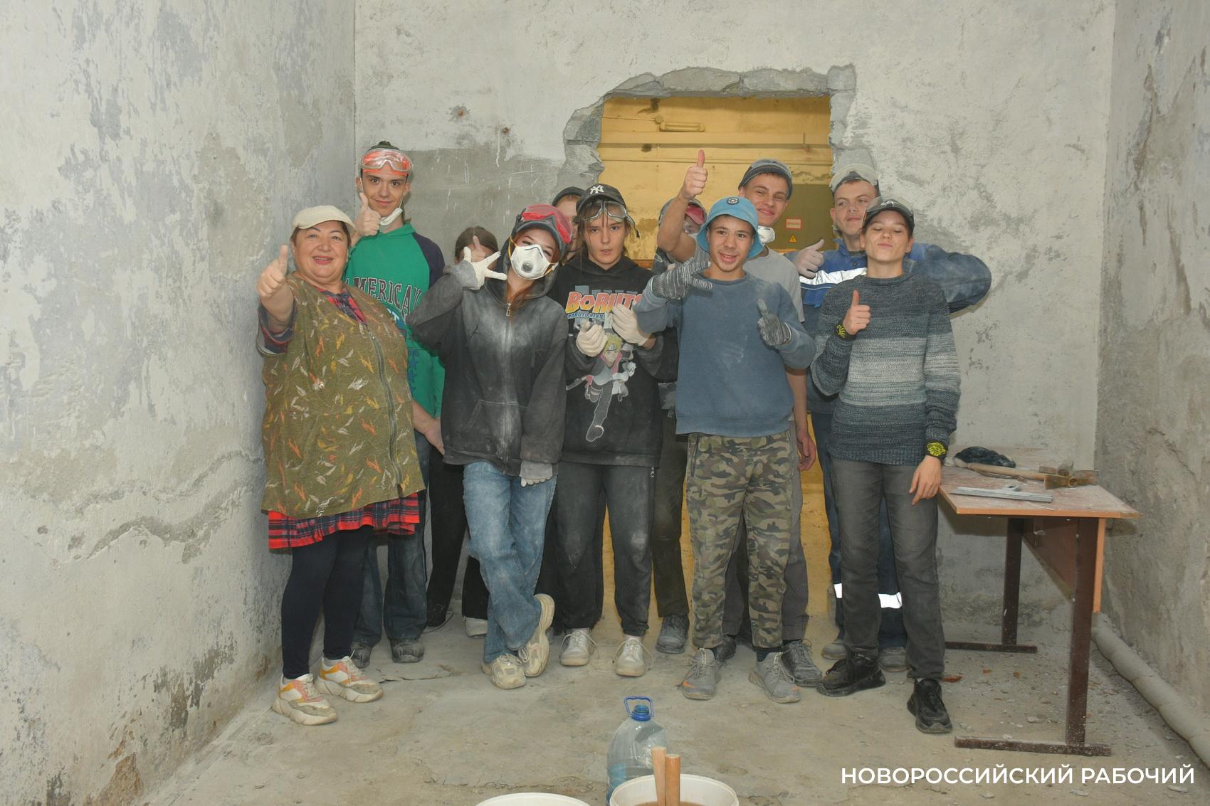 В Новороссийске Наталья Черноиванова «ставит» руку особенным штукатурам. Кто возьмет на работу детей с ОВЗ