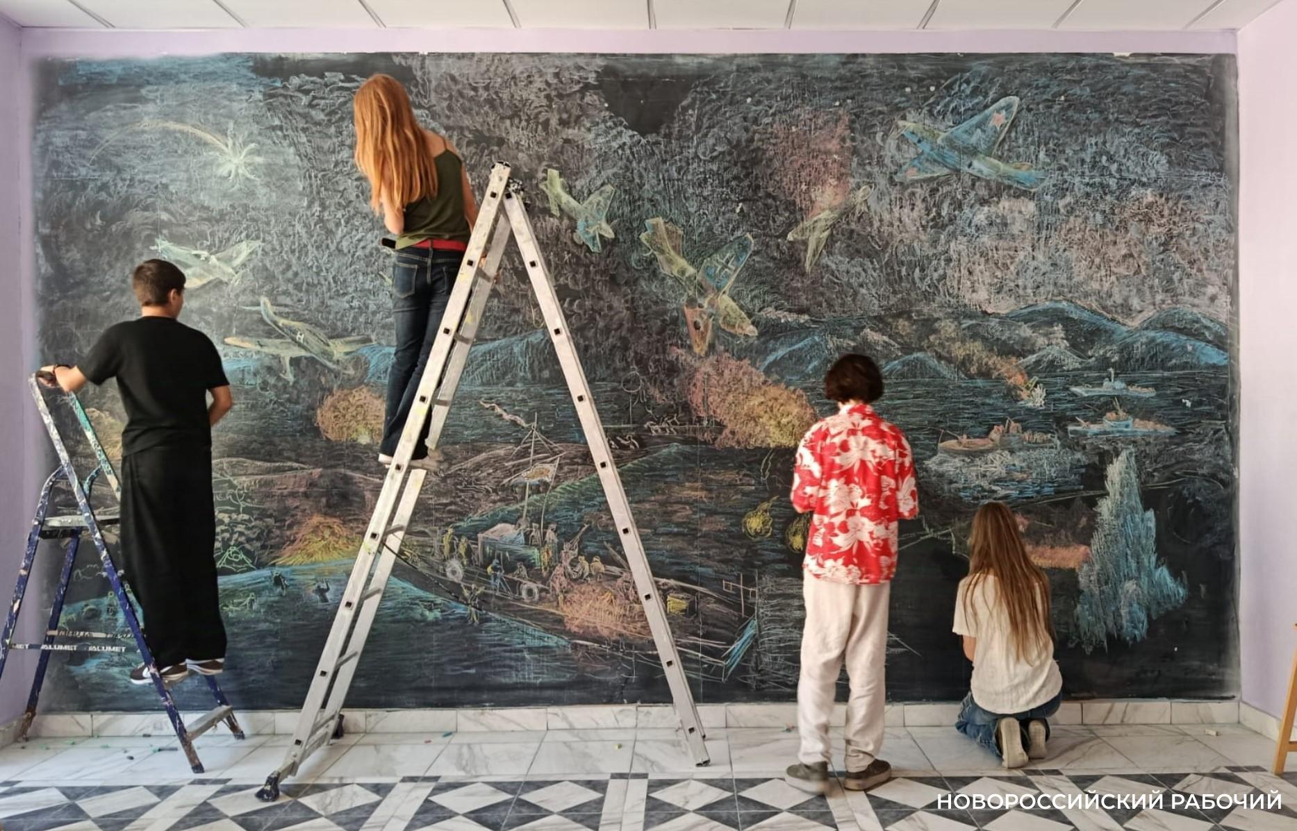 Дети Новороссийска рисуют шедевры живописи на школьной доске и хотят «замахнуться» на Джоконду!