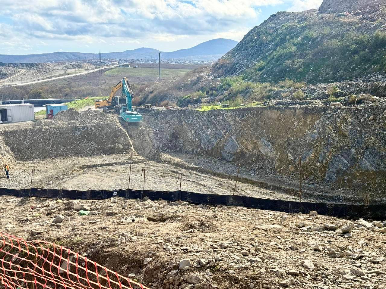 В Новороссийске чиновники проверили, как расширяется мусорный полигон