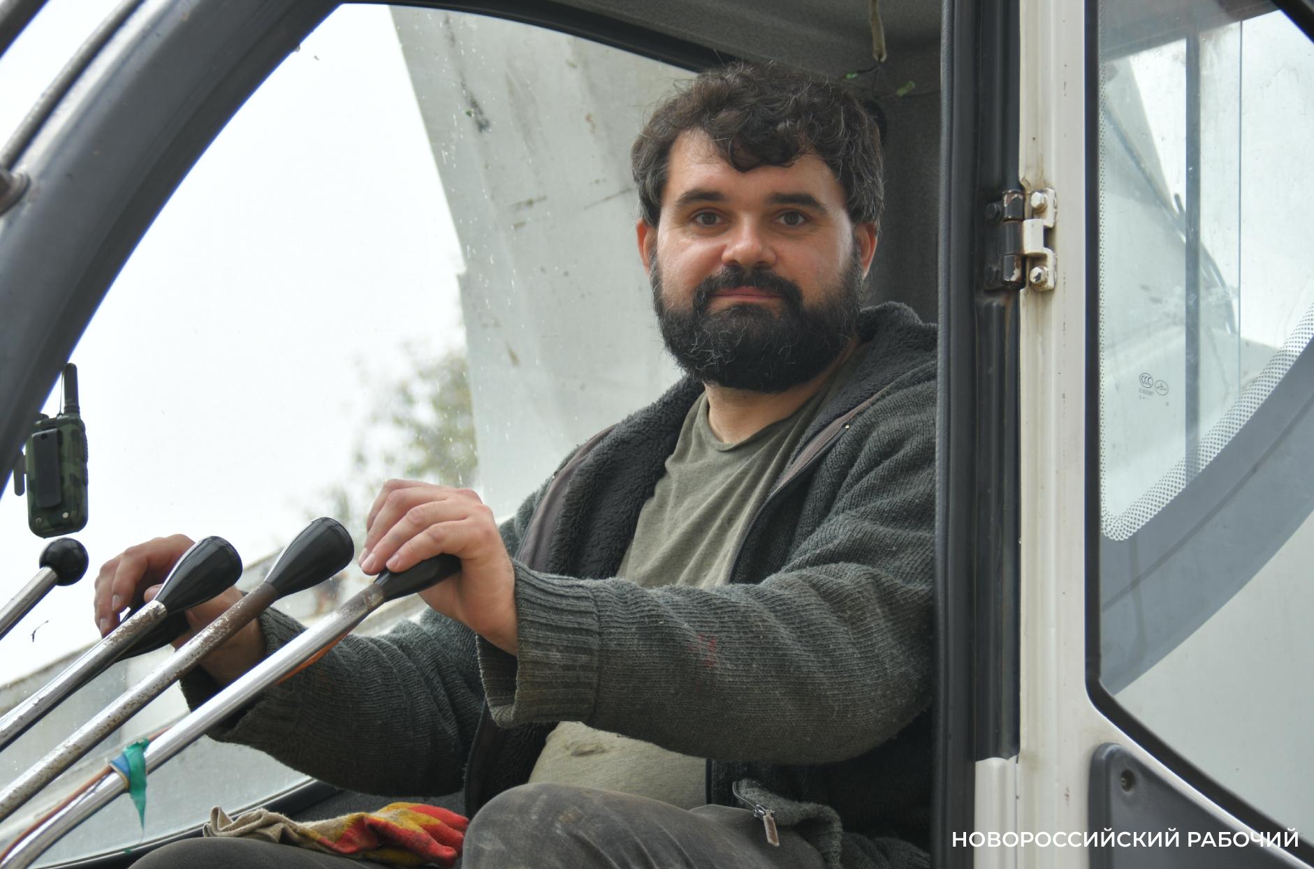 Отец Дмитрий строит храм в Новороссийске и уверен: «От отчаяния здорово спасает физический труд»