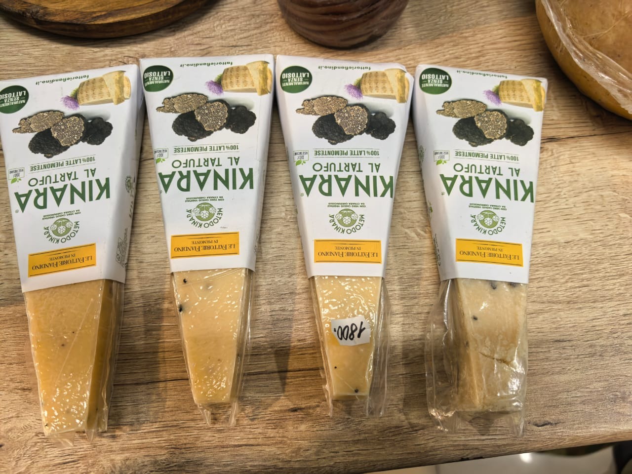 Новороссийская таможня и Новороссийская прокуратура изъяли в Анапе запрещенные сыры и хамон