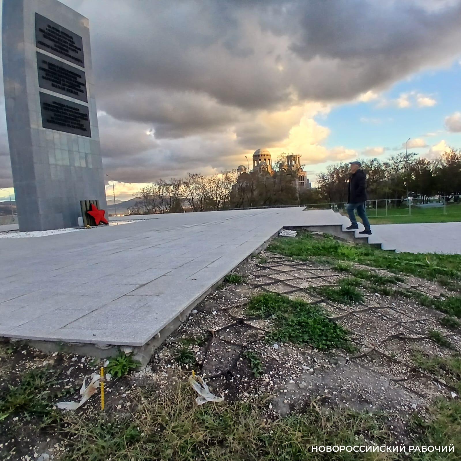 Трава вокруг стелы в Новороссийске будет долго прорастать после рулонного газона