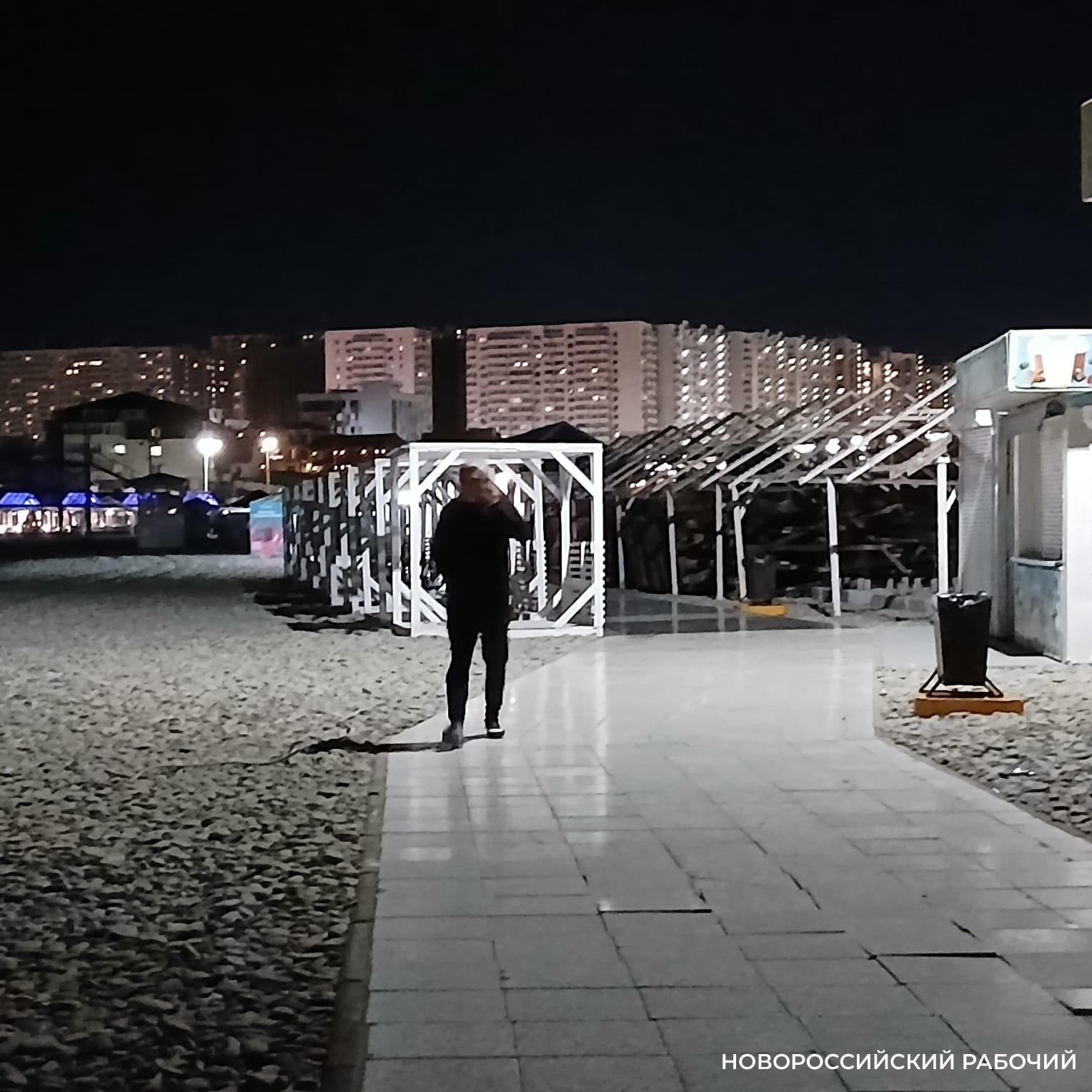 На вечерний пляж Новороссийска приходят любоваться лунной дорожкой