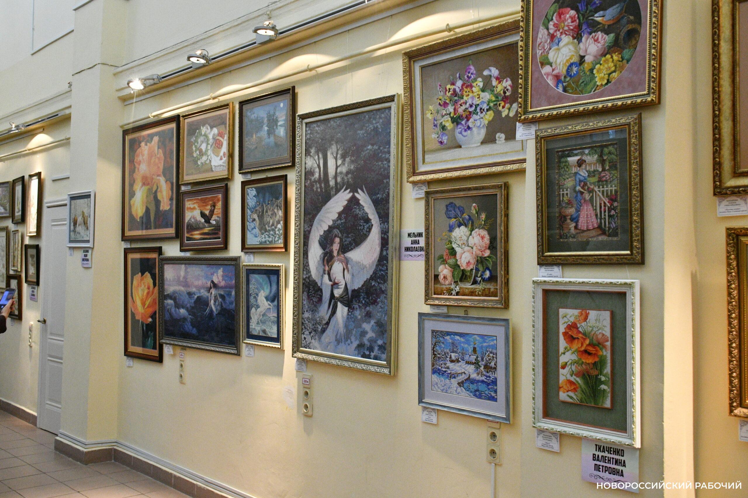 Сразу и не поймешь, что вышивка! Кажется, картины. Новороссийские мастерицы удивляют