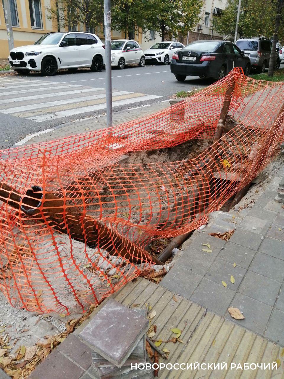 Отделалась синяками. В Новороссийске женщина упала в траншею, разрытую «АТЭК»