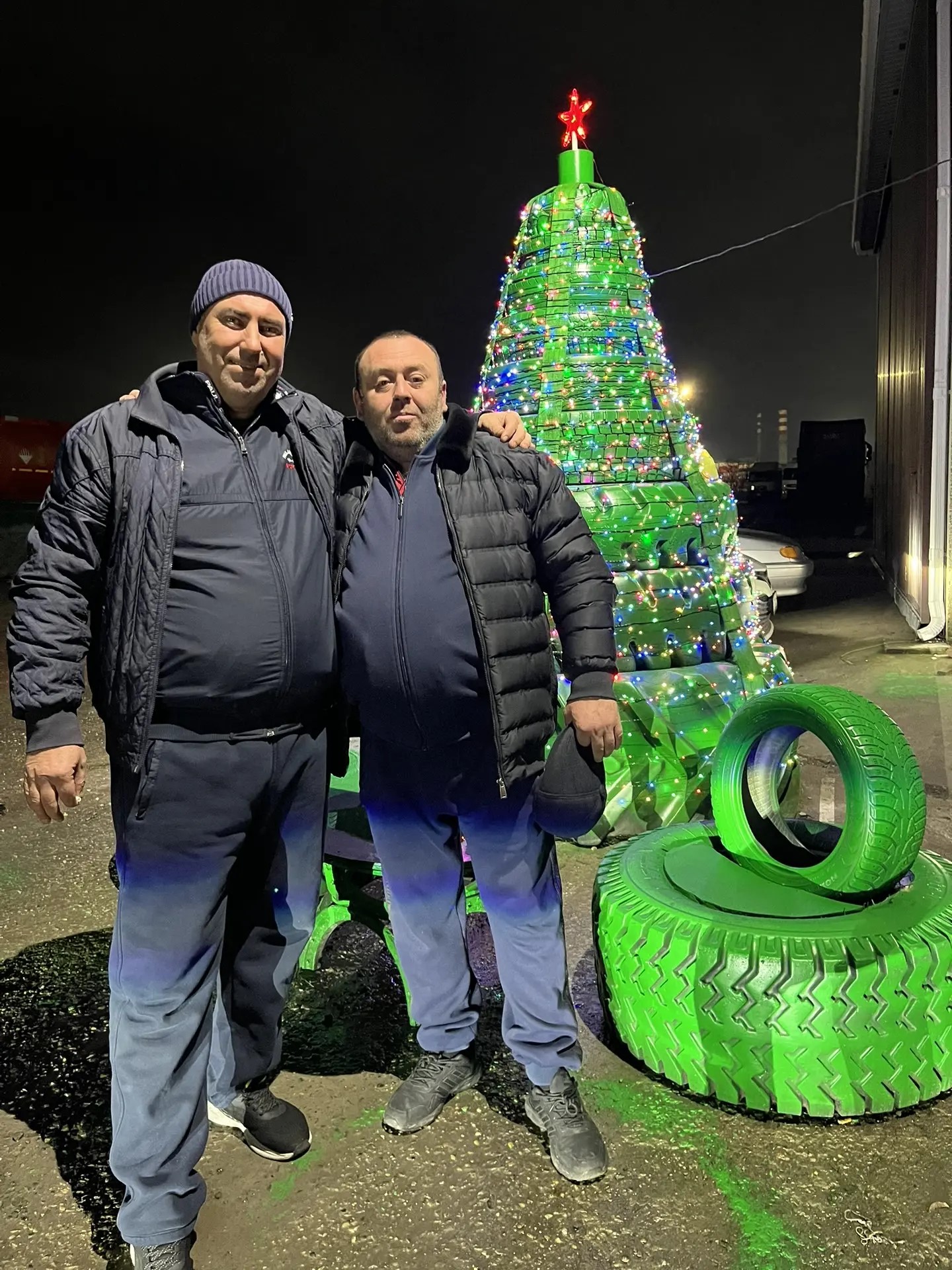 14 старых шин, гирлянда и звезда. Кто придумал установить в промзоне Новороссийска уникальную новогоднюю елку