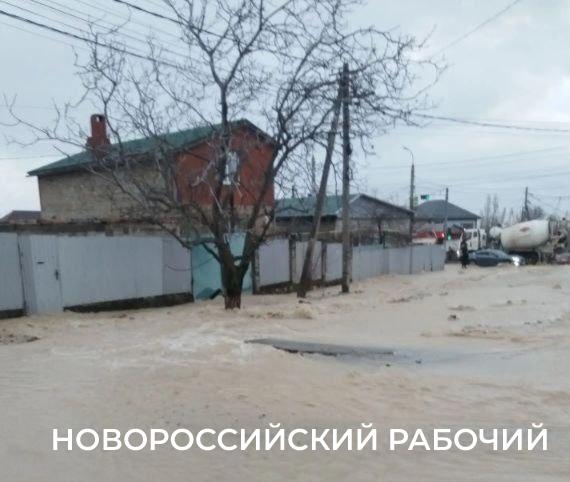 В Новороссийске снова прорвало водовод на Пограничной