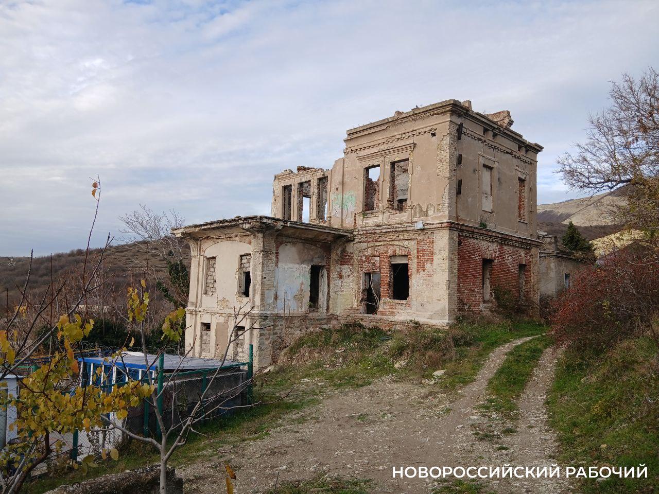 Что осталось от бывшей «губернской жемчужины». Руины дачи Щенсновича в Новороссийске сдают в аренду за 1 рубль