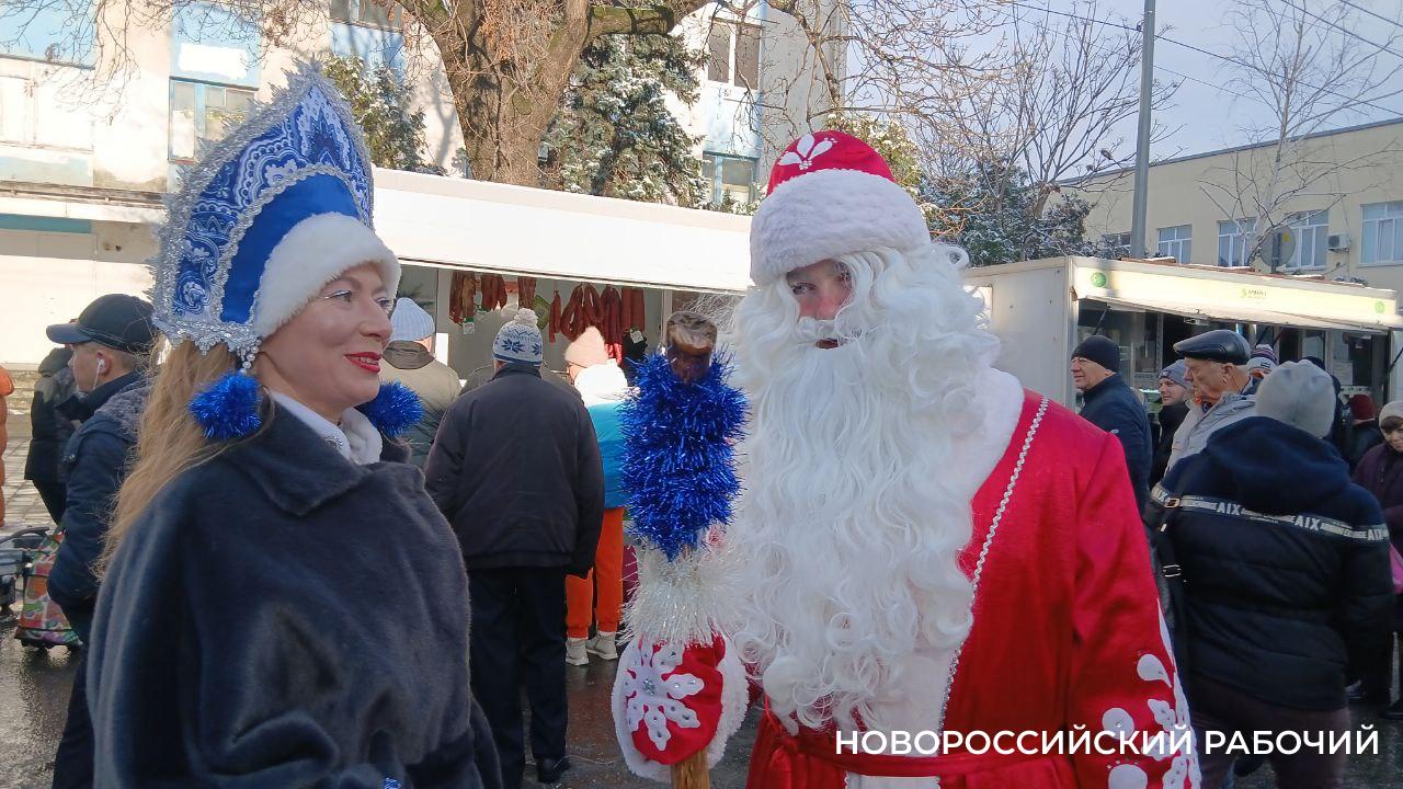 Дед Мороз, Снегурочка, очереди за сыром – в центре Новороссийска прошла предновогодняя ярмарка