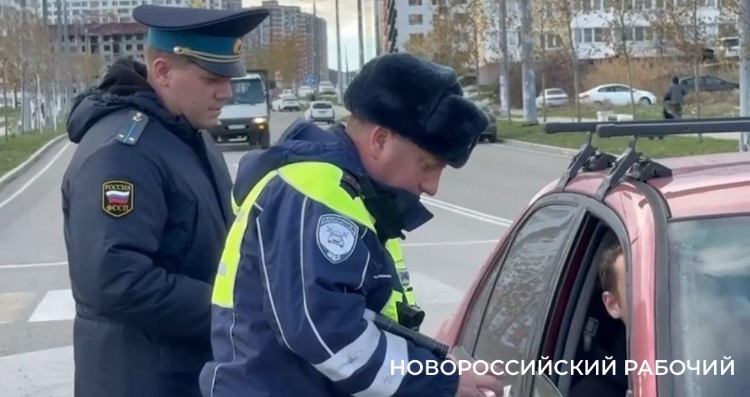 В Новороссийске «Дорожный пристав» вычислил должников по налогам. У одного арестовали машину