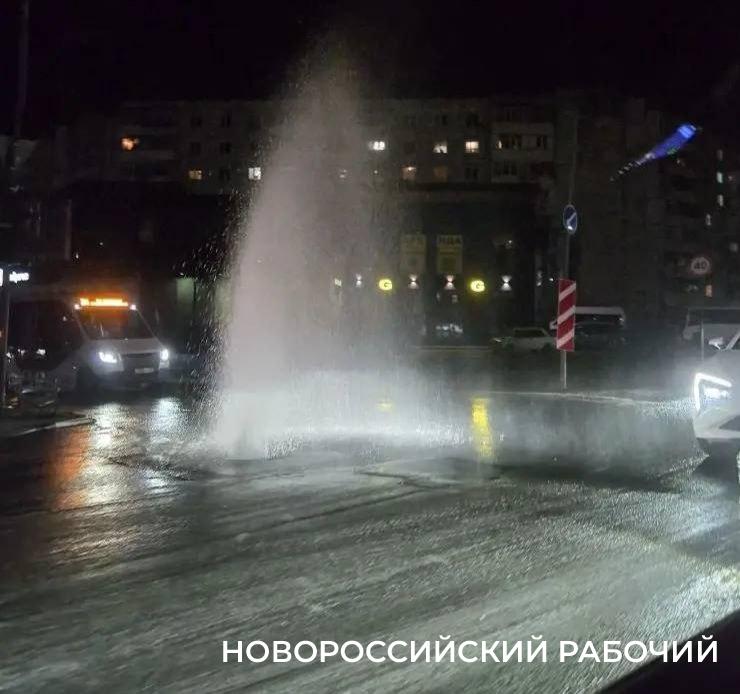 В Новороссийске ликвидировали «фонтан» на проезжей части и боролись с гололедом