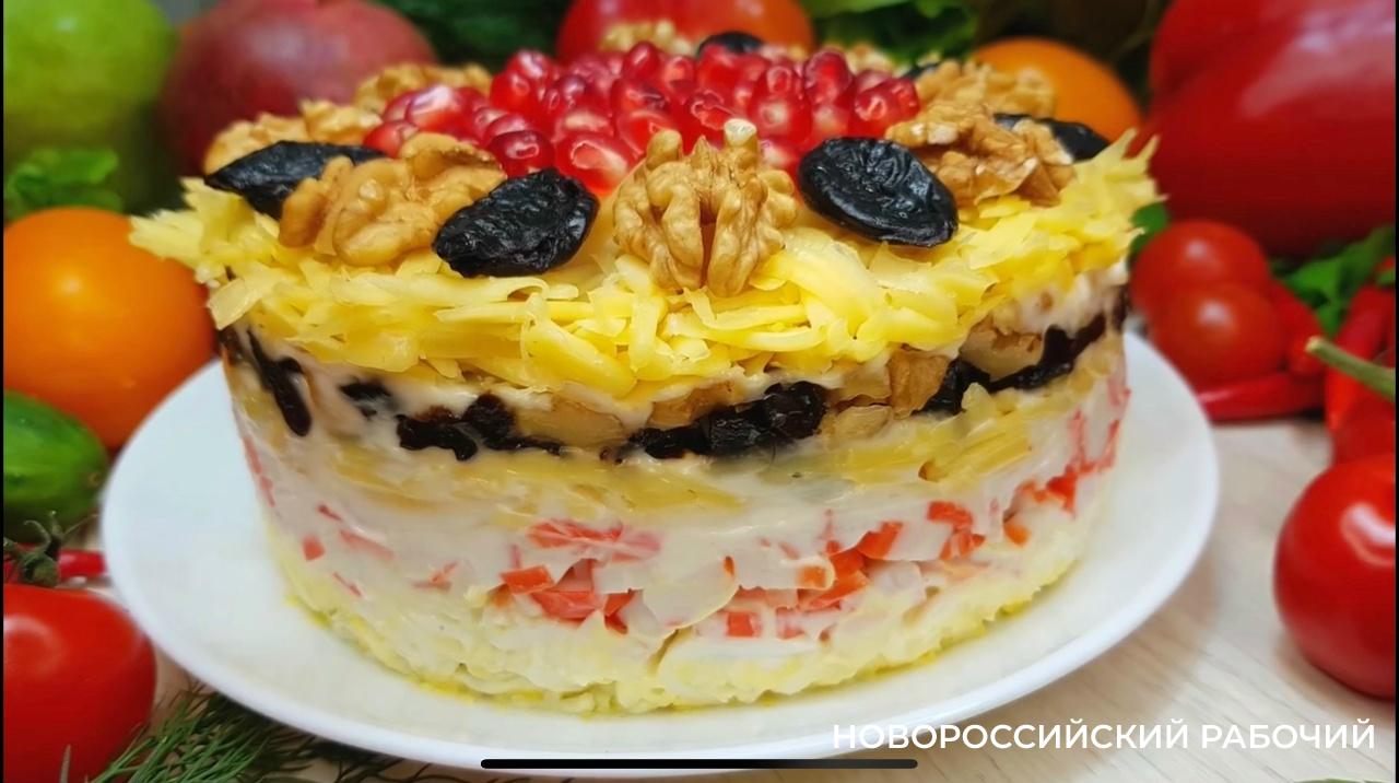 Салат из крабовых палочек с черносливом