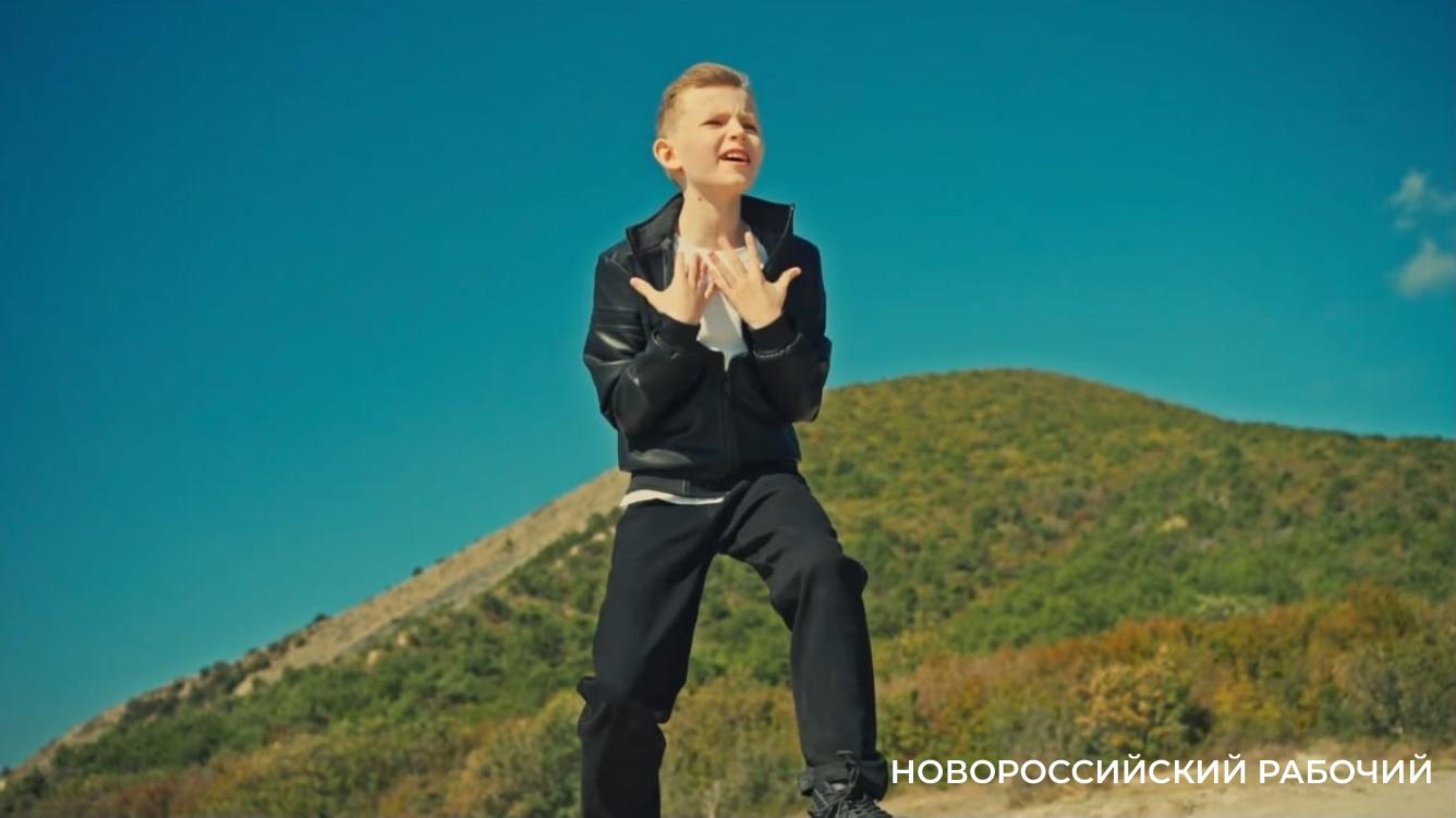 «Когда огонь свечи колышется – это папа мне отвечает». Школьник из Новороссийска стал популярным, спев песню о погибшем на СВО отце
