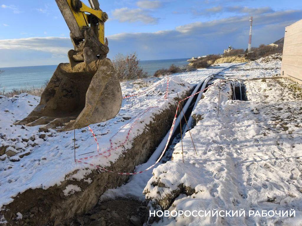 На пляже Новороссийска инкогнито прокладывают канализацию