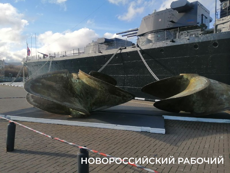 В Новороссийске возле крейсера «Михаил Кутузов» установили его родные многотонные винты