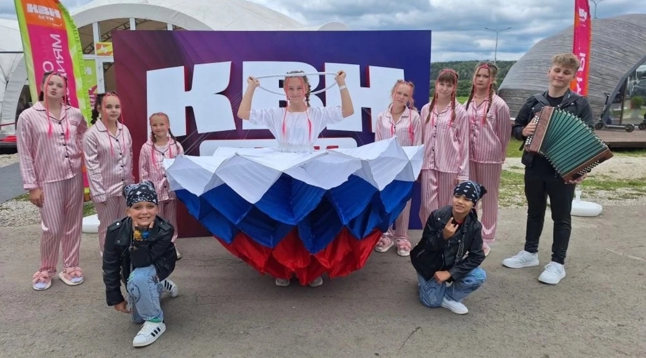 Над спонсором тоже шутим! Как «квартирная» концепция помогает побеждать команде КВН из Новороссийска