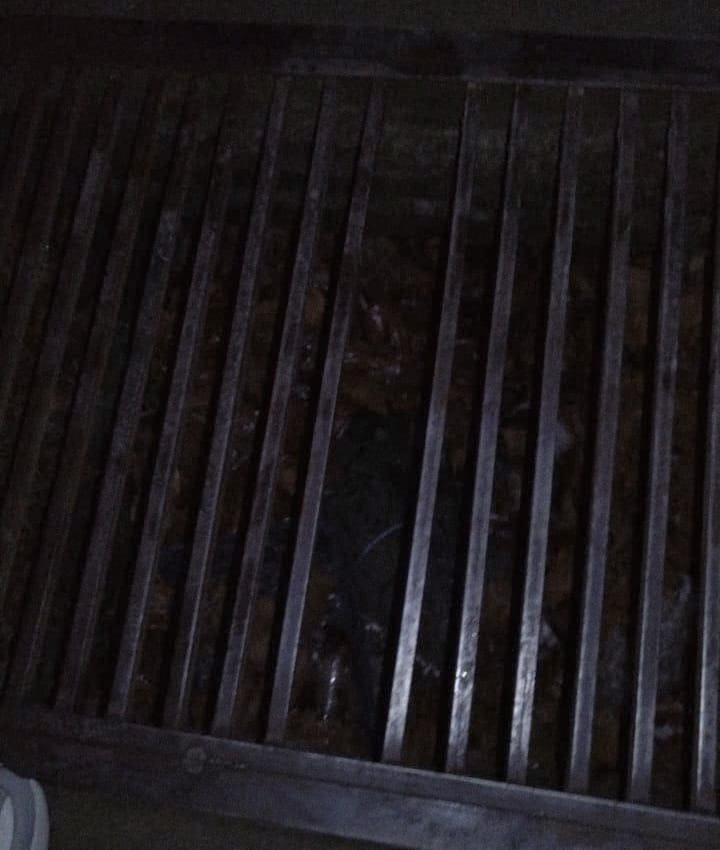 Если б не добрые прохожие! Житель Новороссийска застрял в неисправной решетке ливневки