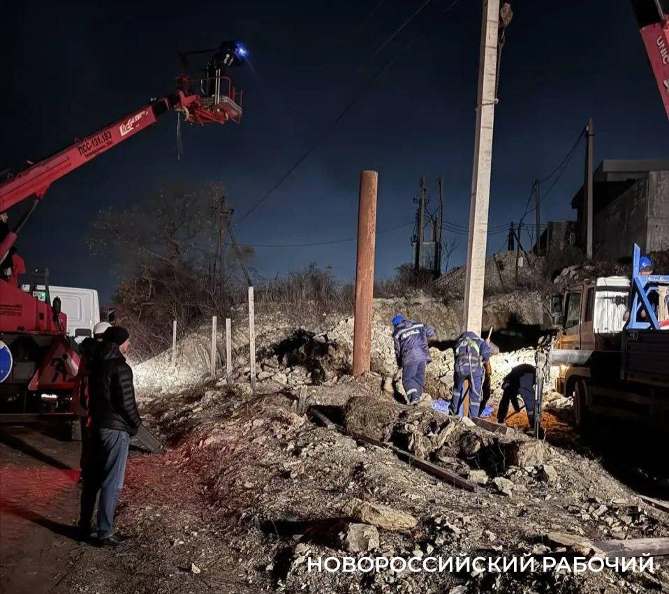 В Новороссийске меняли аварийную опору и оставили людей без электричества на целый день